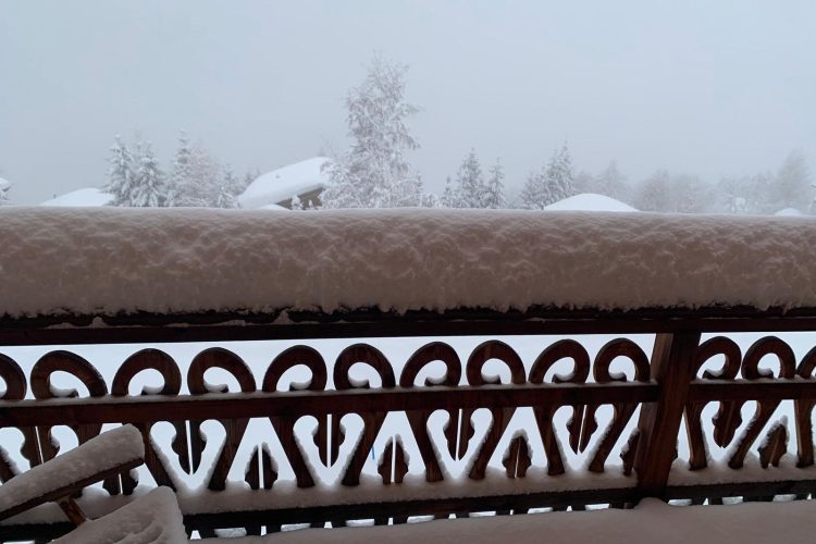 neige sur la rembarde du chalet Sky