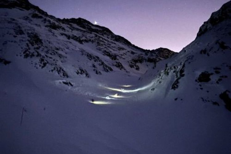 Descente a la tombée de la nuit